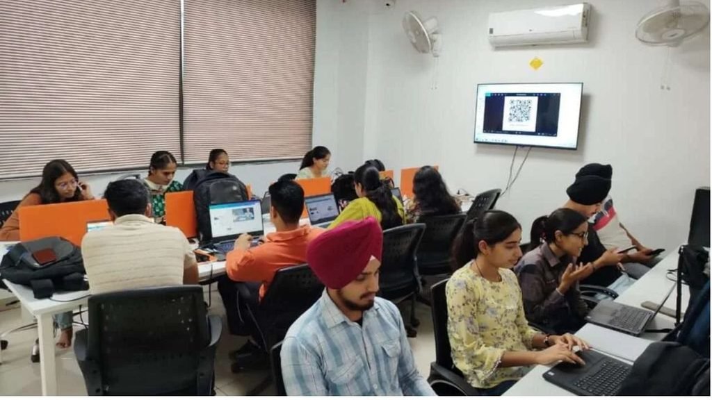 Ghar se online digital skill training karti UP ki
